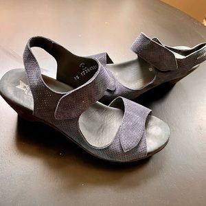 Mephisto Cecilia healed sandals Sz 8. Worn only a few times. Like new.